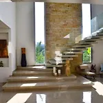 Exclusiva Villa De 5 Habitaciones, Con Piscina Y Playa Privada