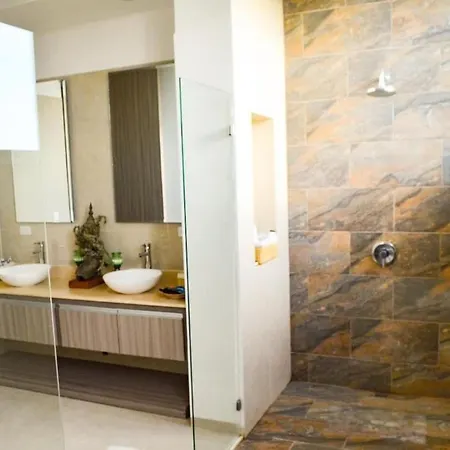 Exclusiva De 5 Habitaciones, Con Piscina Y Playa Privada