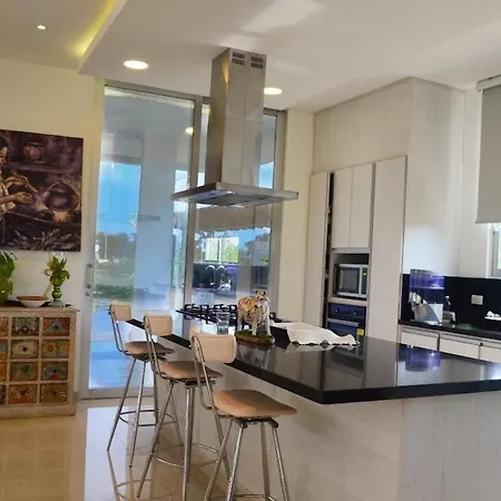 Exclusiva De 5 Habitaciones, Con Piscina Y Playa Privada Holiday home *
